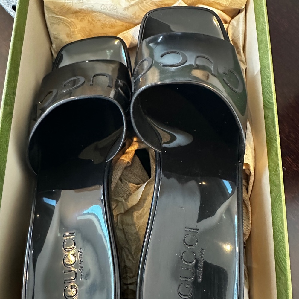 100% AUTHENTIC GUCCI RUBBER SANDALS-like new! With box.